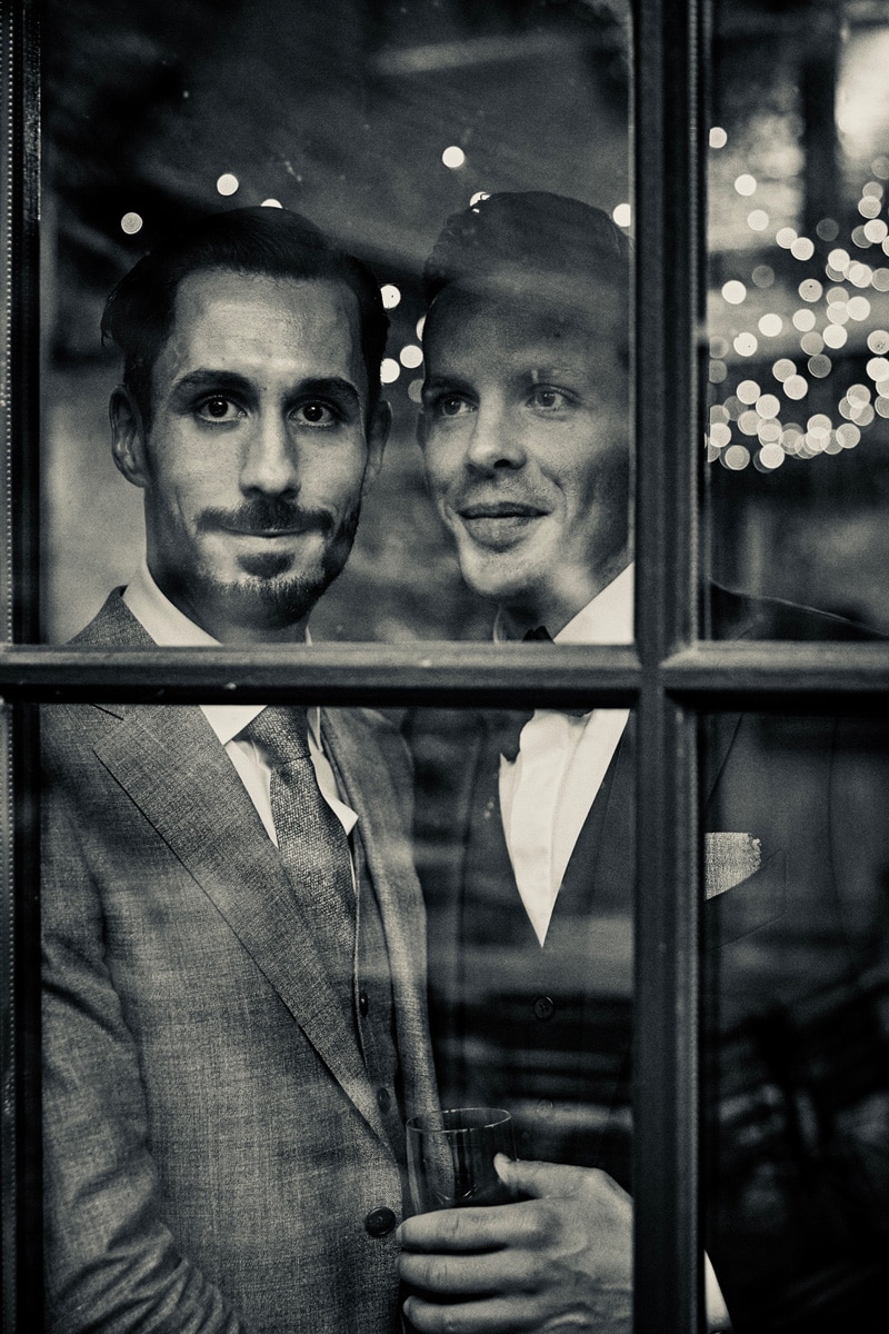 Hochzeitspärchen hinter einem Fenster